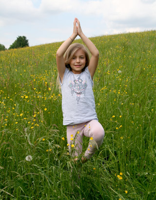 Yoga kann durch seine entspannende Wirkung, einen guten Ausgleich zum anstrengenden Schulalltag bieten